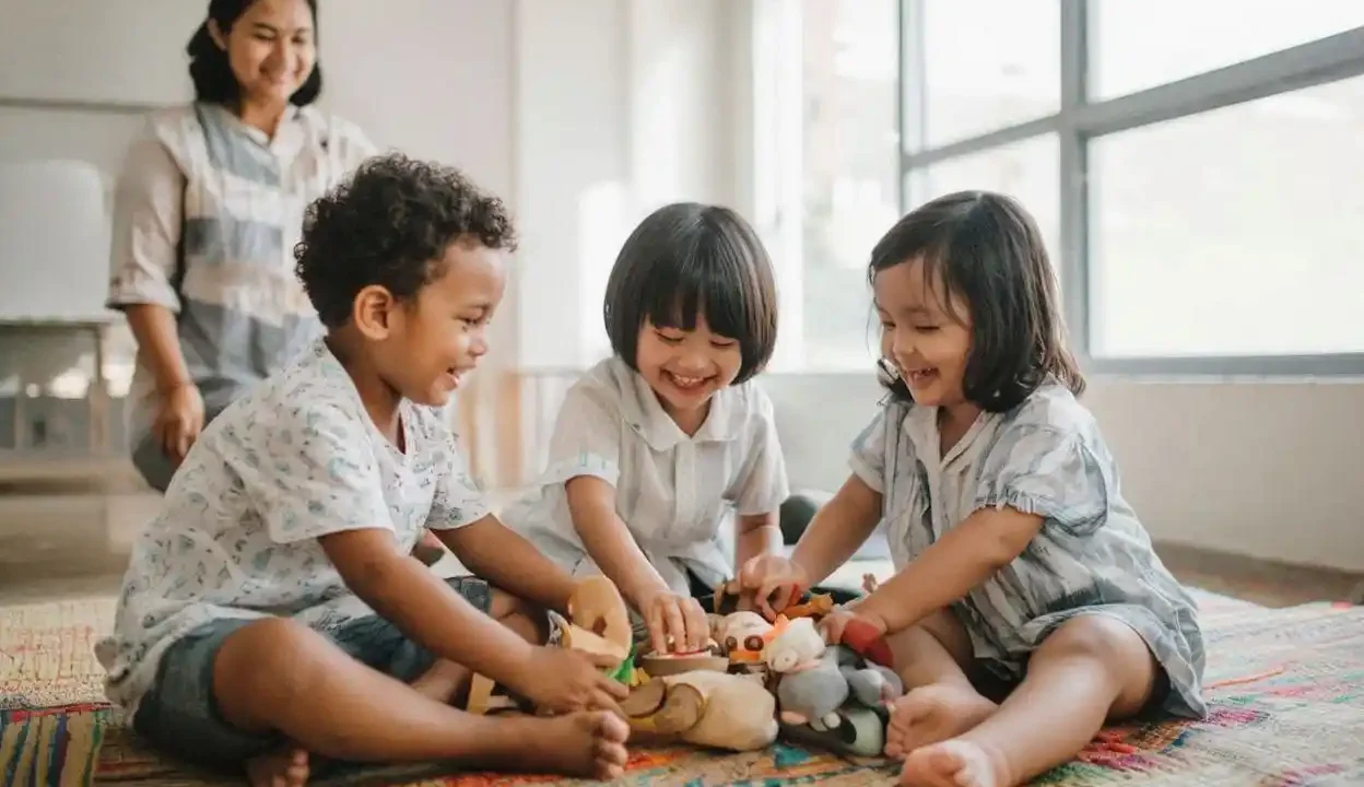 anak usia TK sedang bermain dan bersosialisasi bersama teman di kelas dengan suasana hangat dan ceria