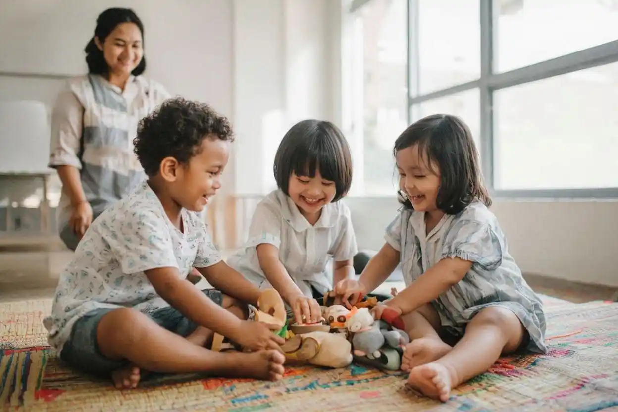 anak usia TK sedang bermain dan bersosialisasi bersama teman di kelas dengan suasana hangat dan ceria