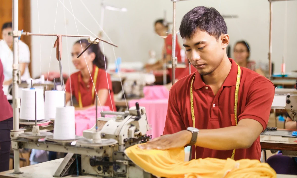 perbedaan kaos promosi dan kaos seragam