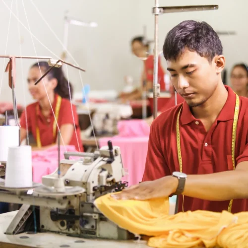 perbedaan kaos promosi dan kaos seragam