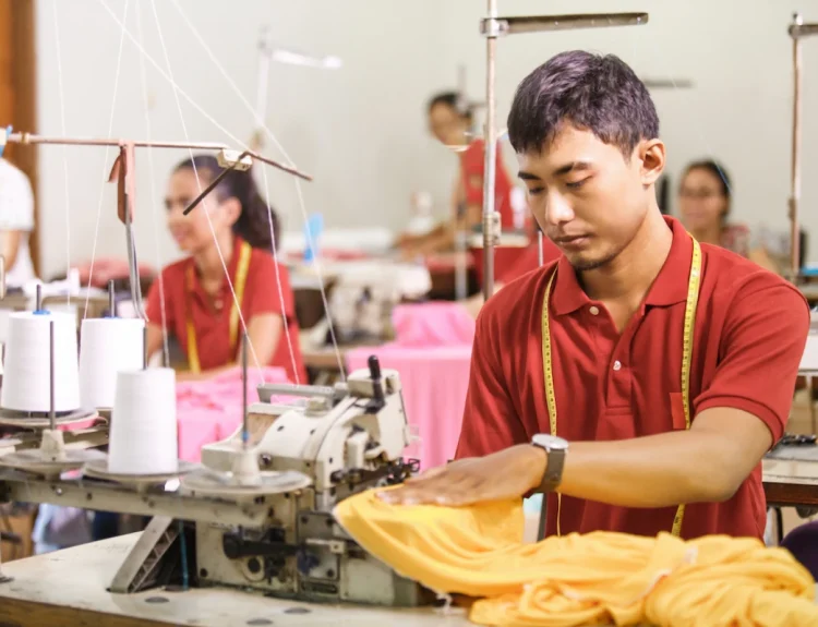 perbedaan kaos promosi dan kaos seragam