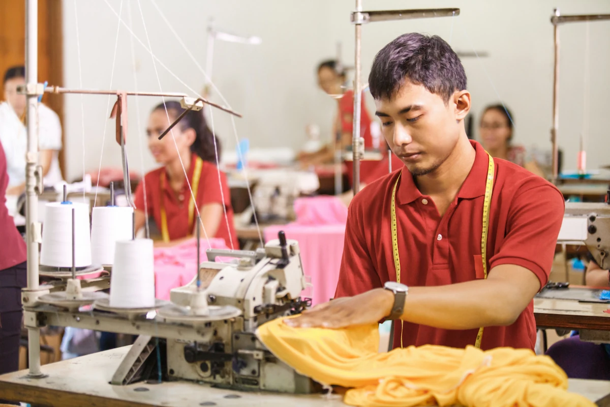 perbedaan kaos promosi dan kaos seragam