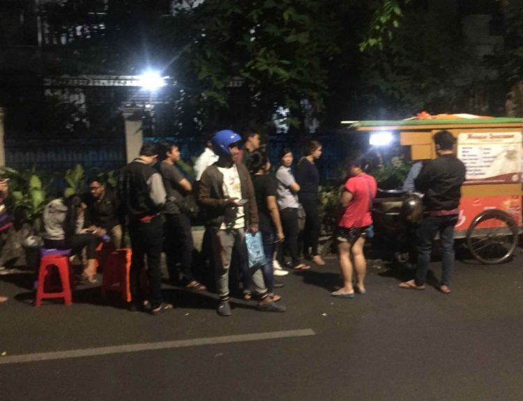 Usaha nasi goreng pinggir jalan dengan pelanggan yang menikmati makanan di lokasi