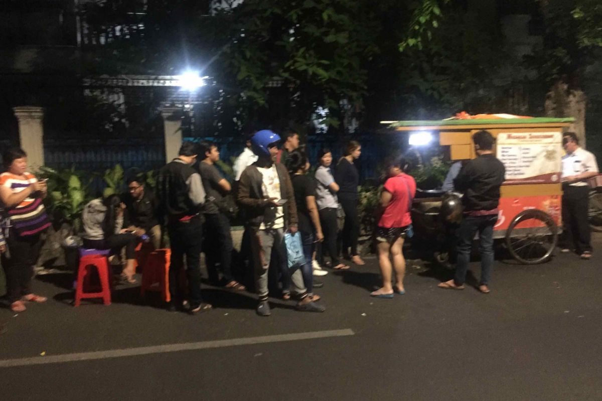 Usaha nasi goreng pinggir jalan dengan pelanggan yang menikmati makanan di lokasi