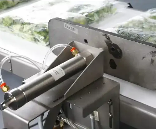 Sistem reject pneumatic pada check weigher untuk memisahkan produk berdasarkan berat