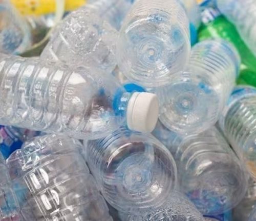 perjalanan botol bekas menjadi bahan baku baru, daur ulang botol plastik, pengolahan limbah plastik, bahan baku daur ulang, pencacahan plastik, mesin penghancur plastik, pemilahan sampah, serpihan plastik, industri daur ulang, pengelolaan sampah plastik