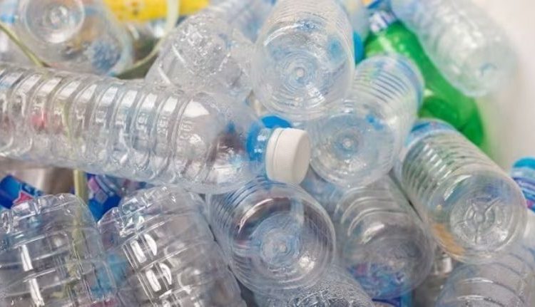 perjalanan botol bekas menjadi bahan baku baru, daur ulang botol plastik, pengolahan limbah plastik, bahan baku daur ulang, pencacahan plastik, mesin penghancur plastik, pemilahan sampah, serpihan plastik, industri daur ulang, pengelolaan sampah plastik