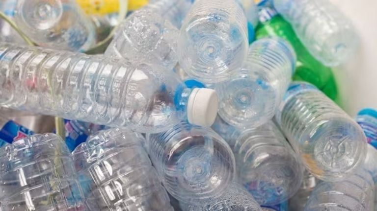 perjalanan botol bekas menjadi bahan baku baru, daur ulang botol plastik, pengolahan limbah plastik, bahan baku daur ulang, pencacahan plastik, mesin penghancur plastik, pemilahan sampah, serpihan plastik, industri daur ulang, pengelolaan sampah plastik